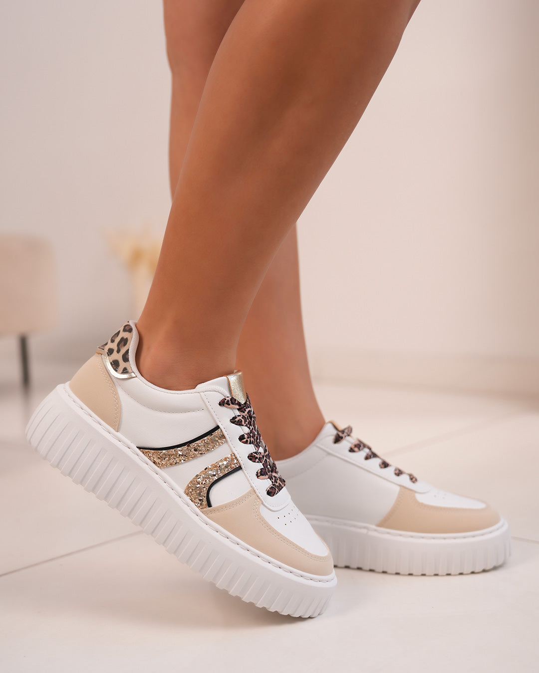 Basket femme blanche avec rayures dorées, lacets léopard et semelle épaisse