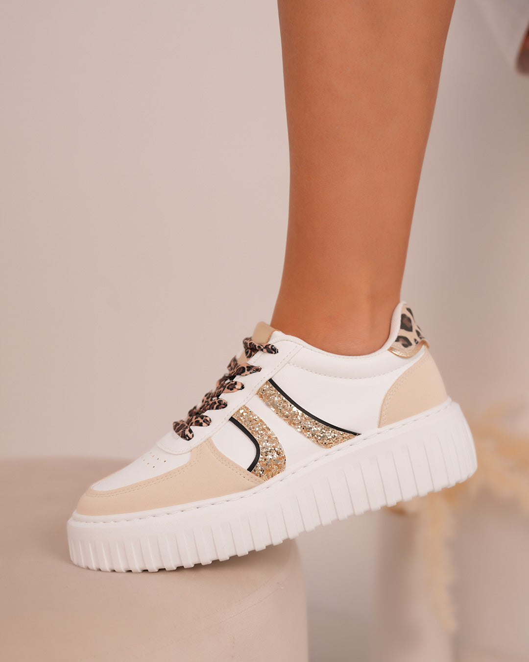 Basket femme blanche avec rayures dorées, lacets léopard et semelle épaisse