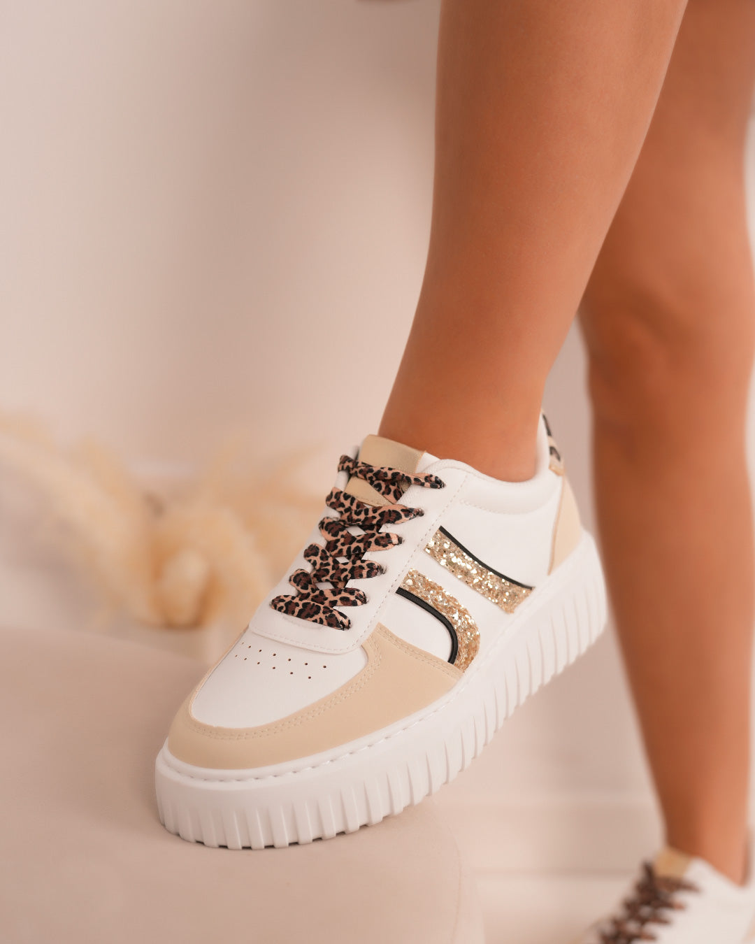 Basket femme blanche avec rayures dorées, lacets léopard et semelle épaisse