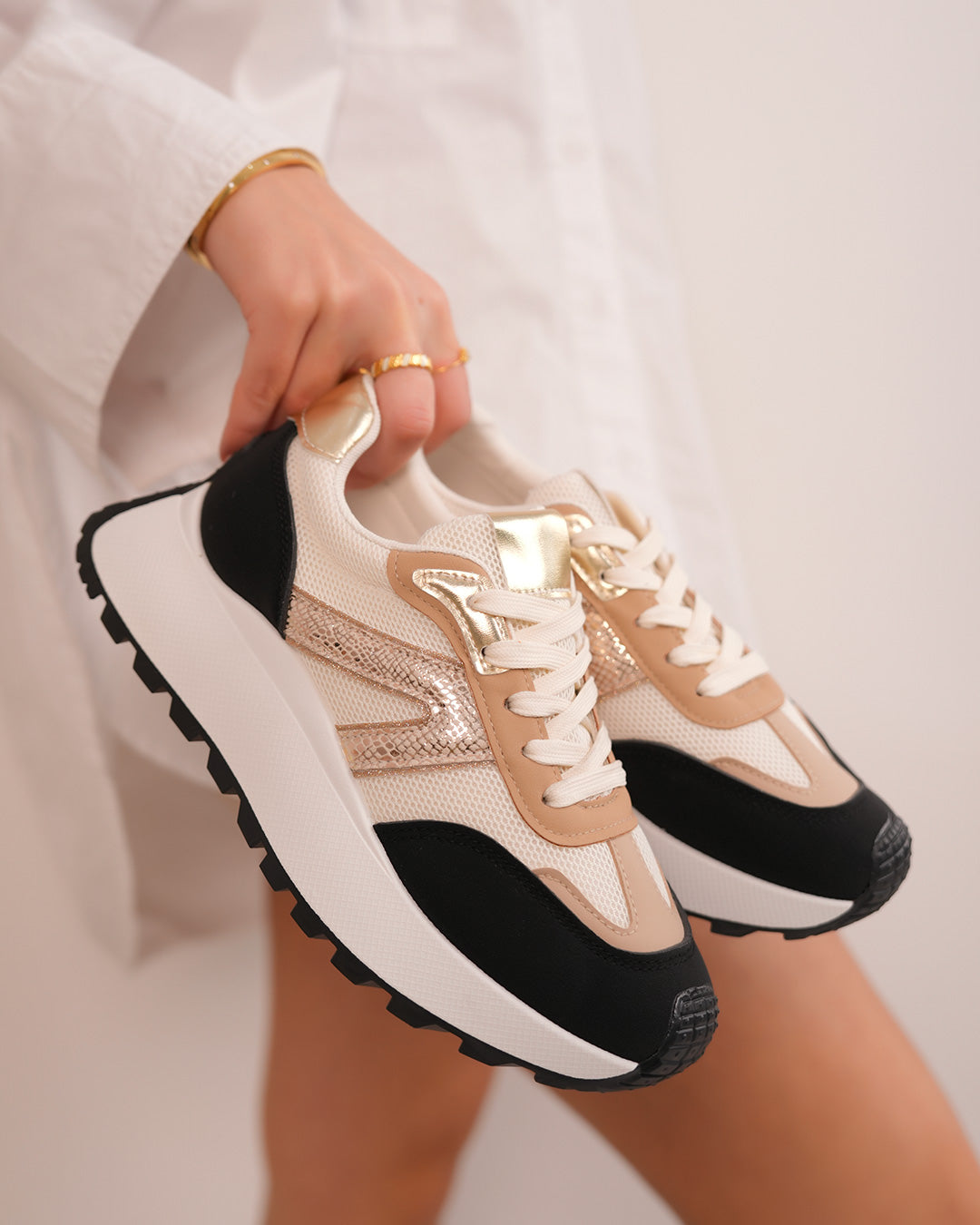 Basket femme beige et noire avec rayures dorées et semelle épaisse crantée