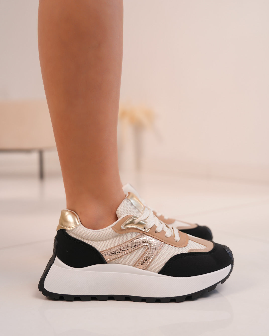 Basket femme beige et noire avec rayures dorées et semelle épaisse crantée
