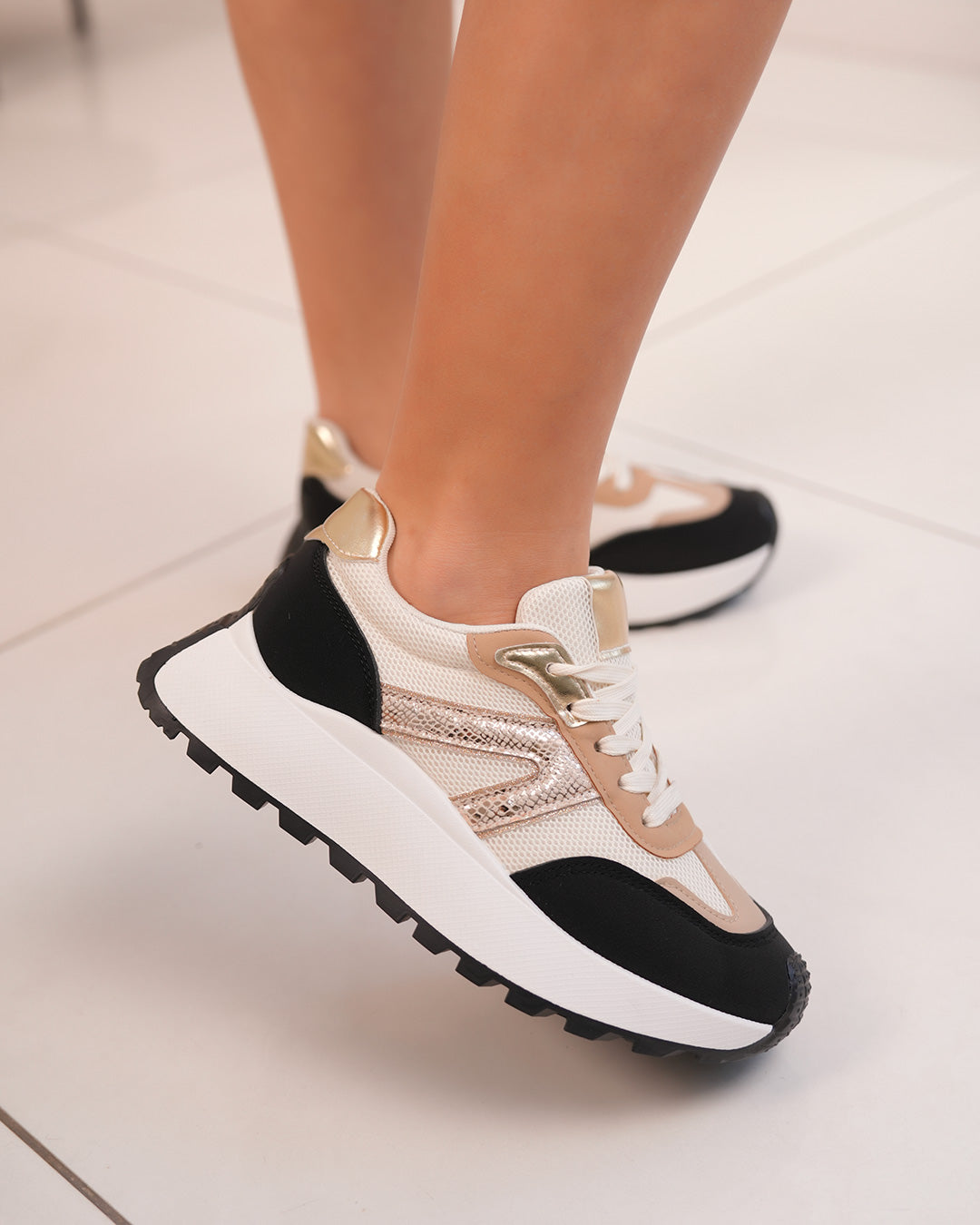 Basket femme beige et noire avec rayures dorées et semelle épaisse crantée