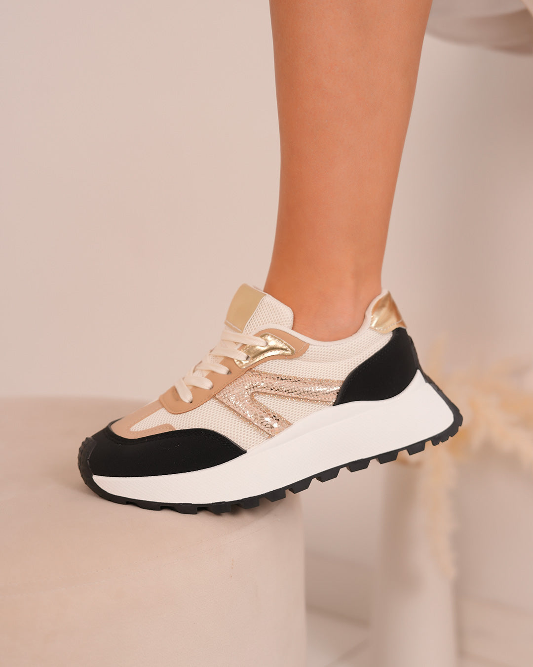 Basket femme beige et noire avec rayures dorées et semelle épaisse crantée