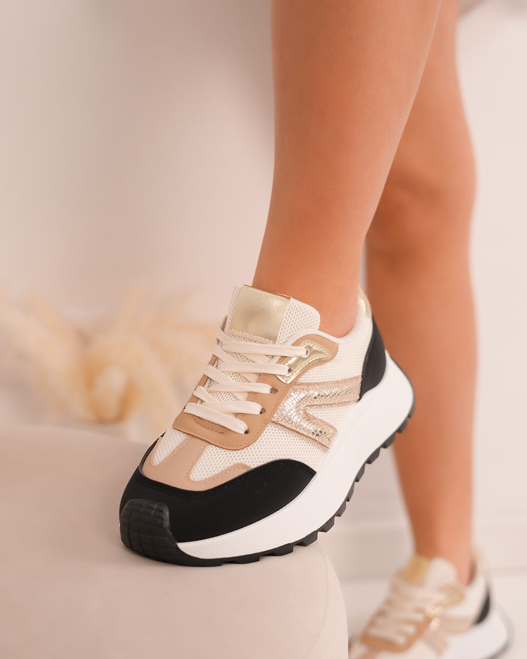 Basket femme beige et noire avec rayures dorées et semelle épaisse crantée
