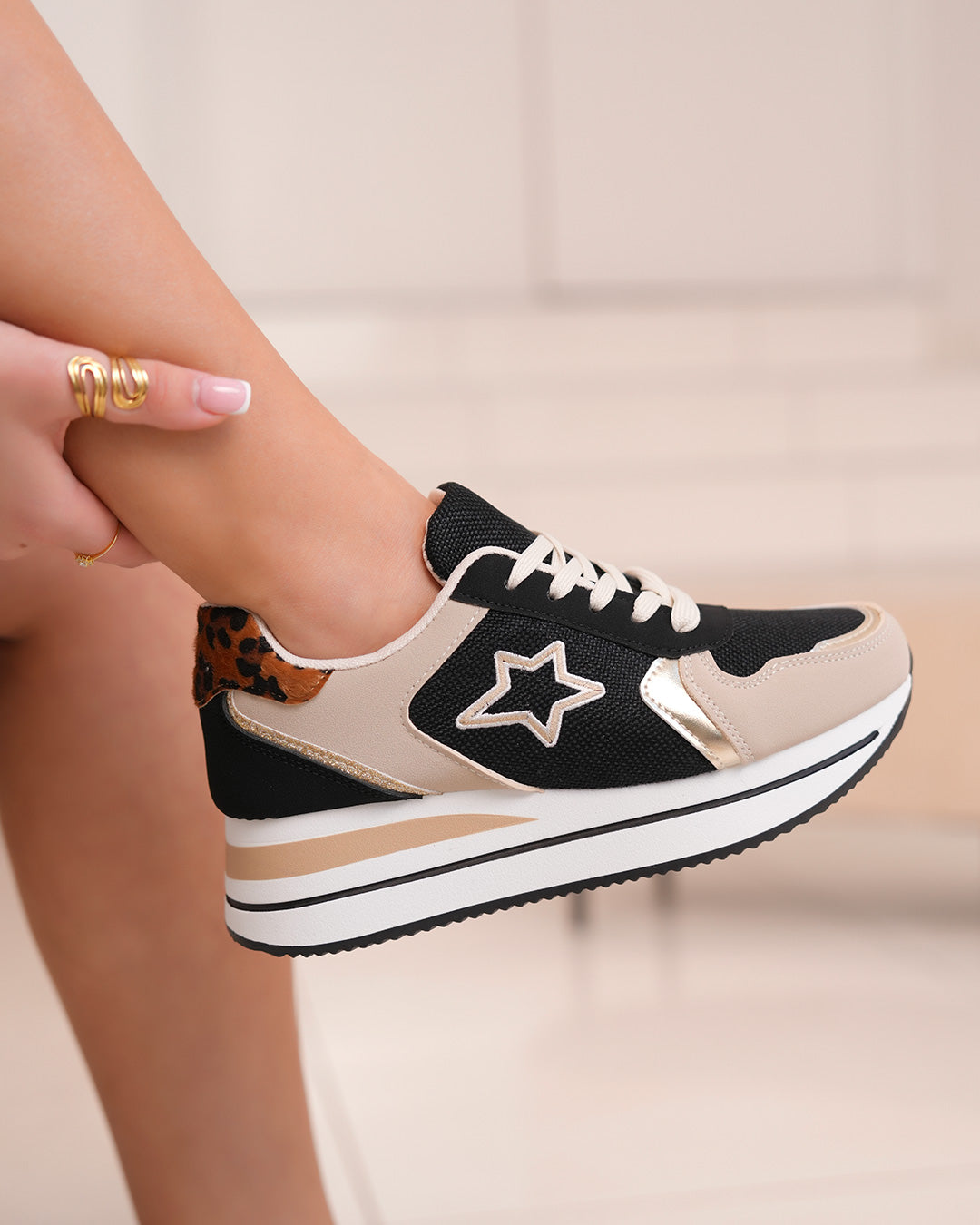 Basket femme noire et beige avec étoile tissée, détails dorés et motif