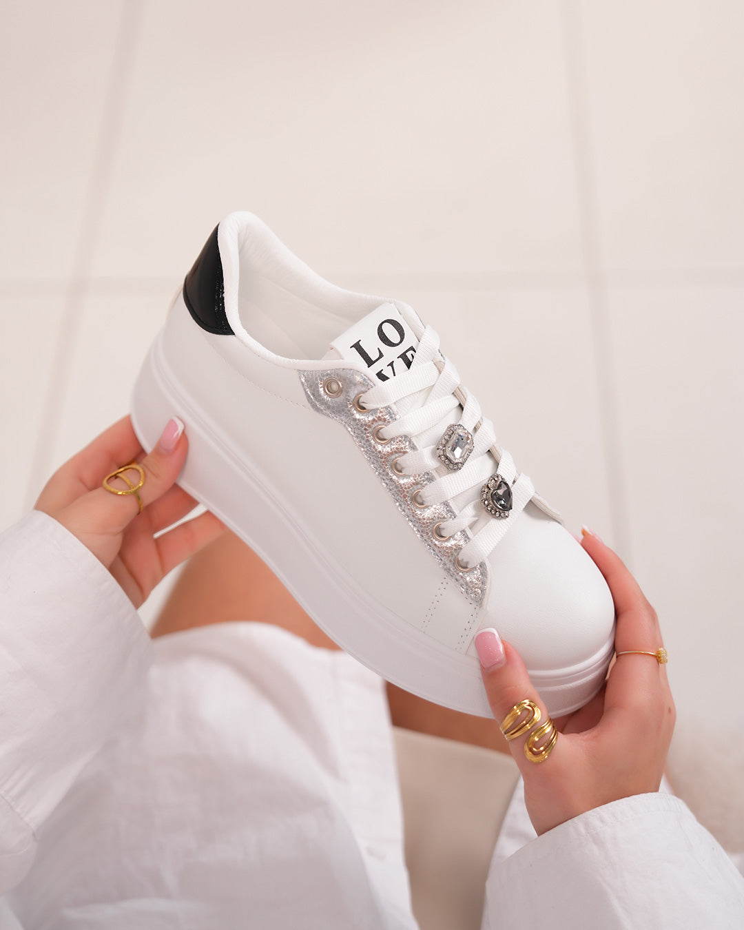 Basket femme blanche et argentée tendance avec bijoux brillants