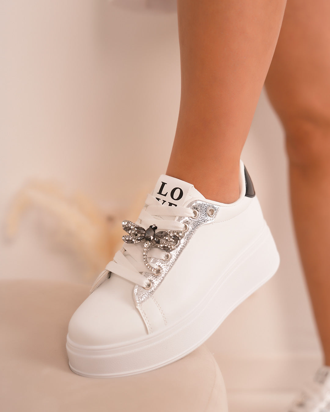 Basket femme blanche et argentée tendance avec bijoux brillants