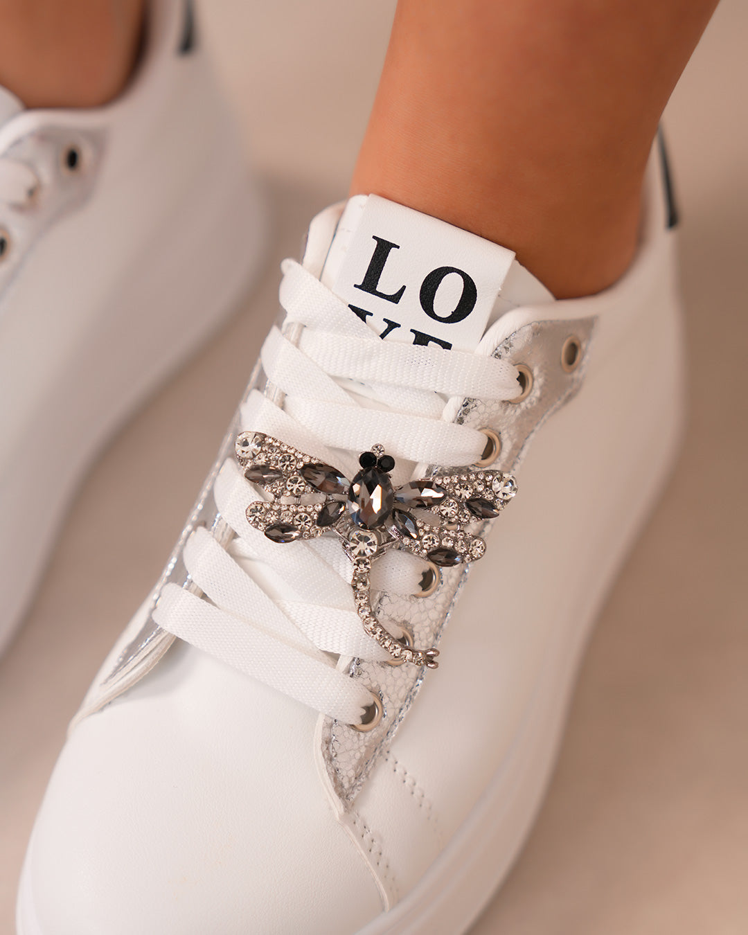 Basket femme blanche et argentée tendance avec bijoux brillants
