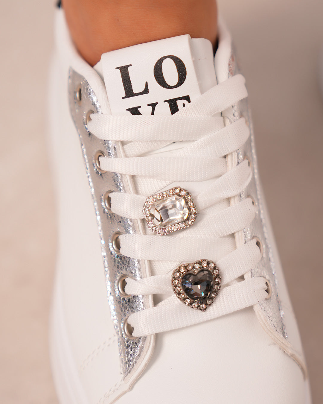 Basket femme blanche et argentée tendance avec bijoux brillants