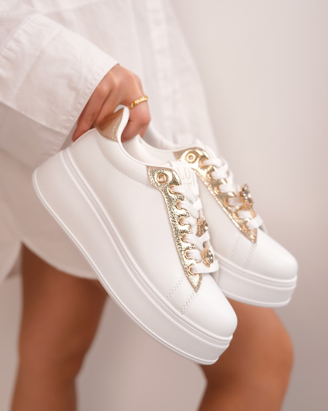 Basket femme blanche et dorée tendance avec bijoux élégants