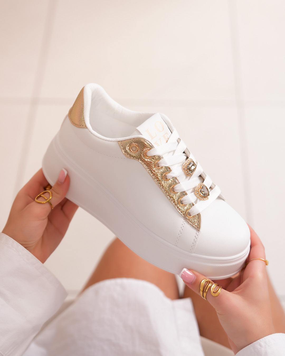 Basket femme blanche et dorée tendance avec bijoux élégants