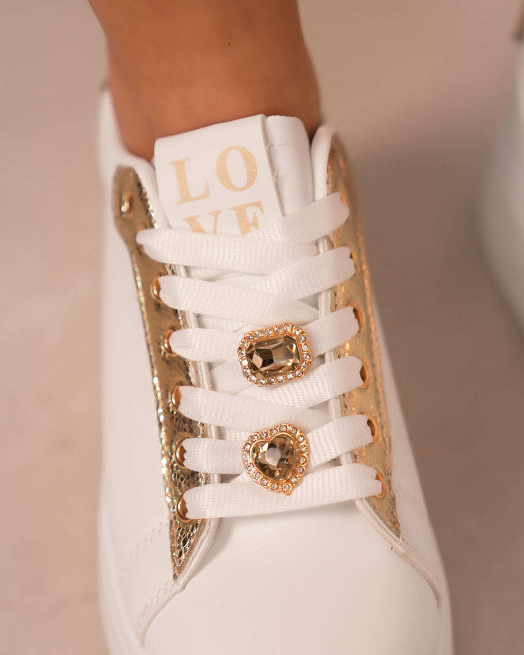 Basket femme blanche et dorée tendance avec bijoux élégants