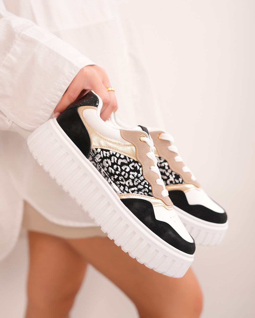 Basket noire et blanche pour femme avec imprimé léopard et touches dorées
