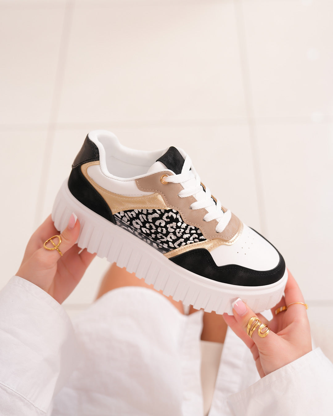 Basket noire et blanche pour femme avec imprimé léopard et touches dorées