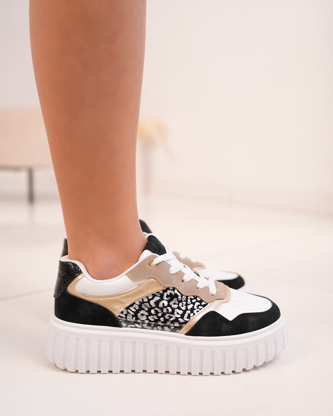 Basket noire et blanche pour femme avec imprimé léopard et touches dorées
