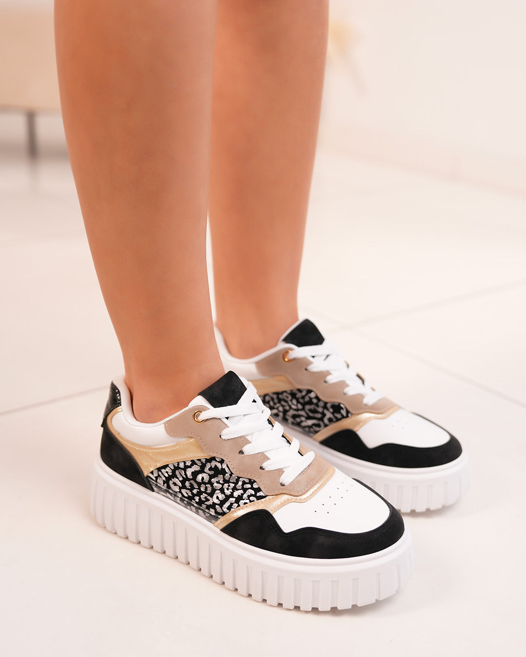 Basket noire et blanche pour femme avec imprimé léopard et touches dorées