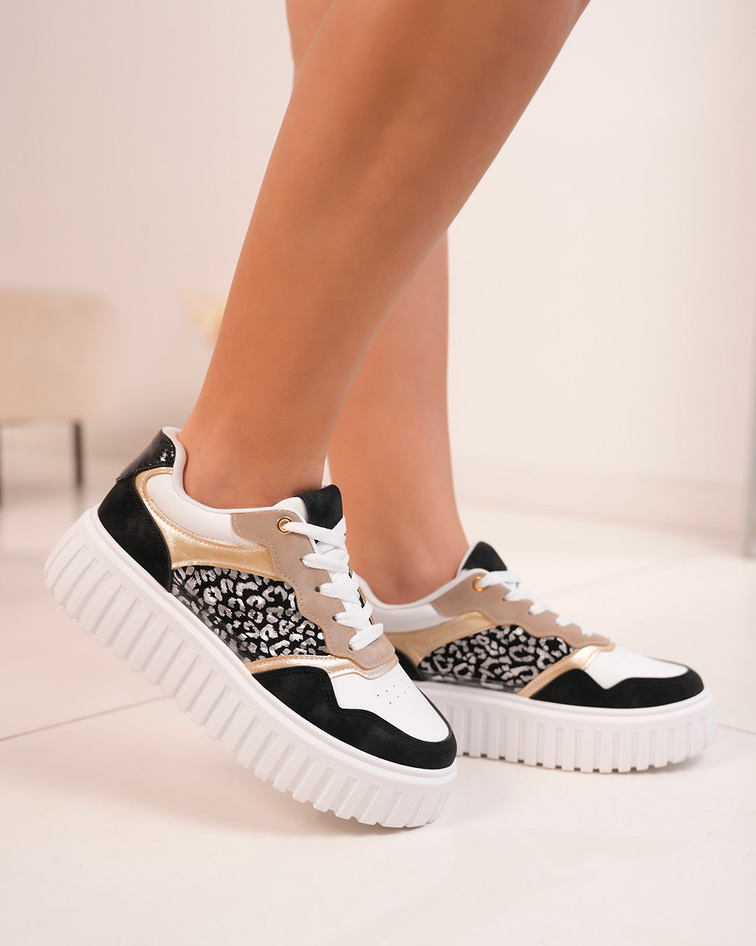 Basket noire et blanche pour femme avec imprimé léopard et touches dorées