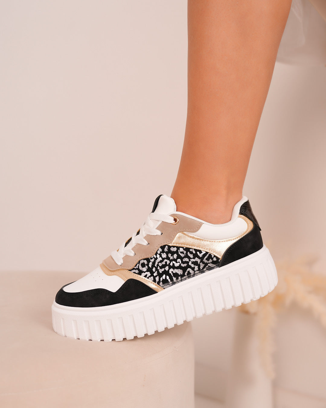 Basket noire et blanche pour femme avec imprimé léopard et touches dorées