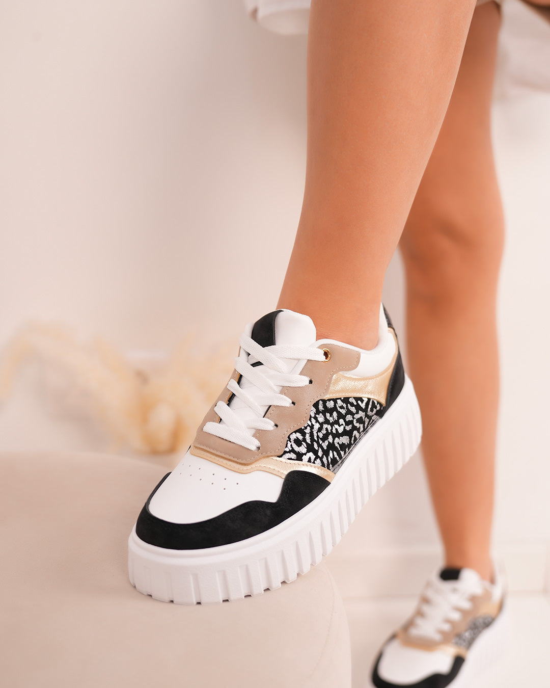Basket noire et blanche pour femme avec imprimé léopard et touches dorées