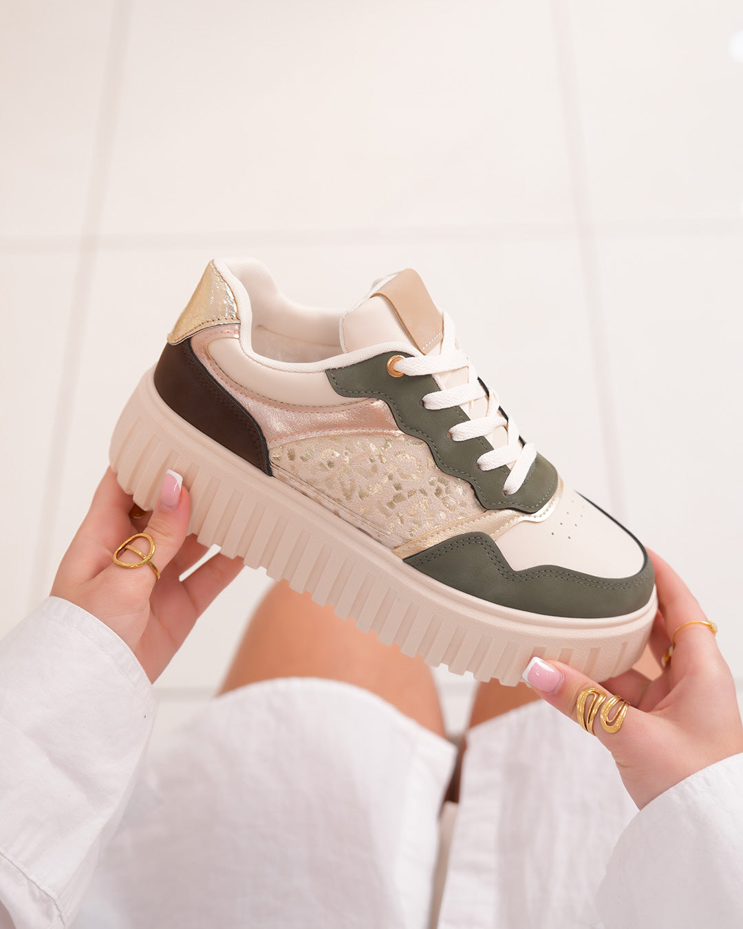 Basket femme beige et verte avec imprimé léopard et touches dorées