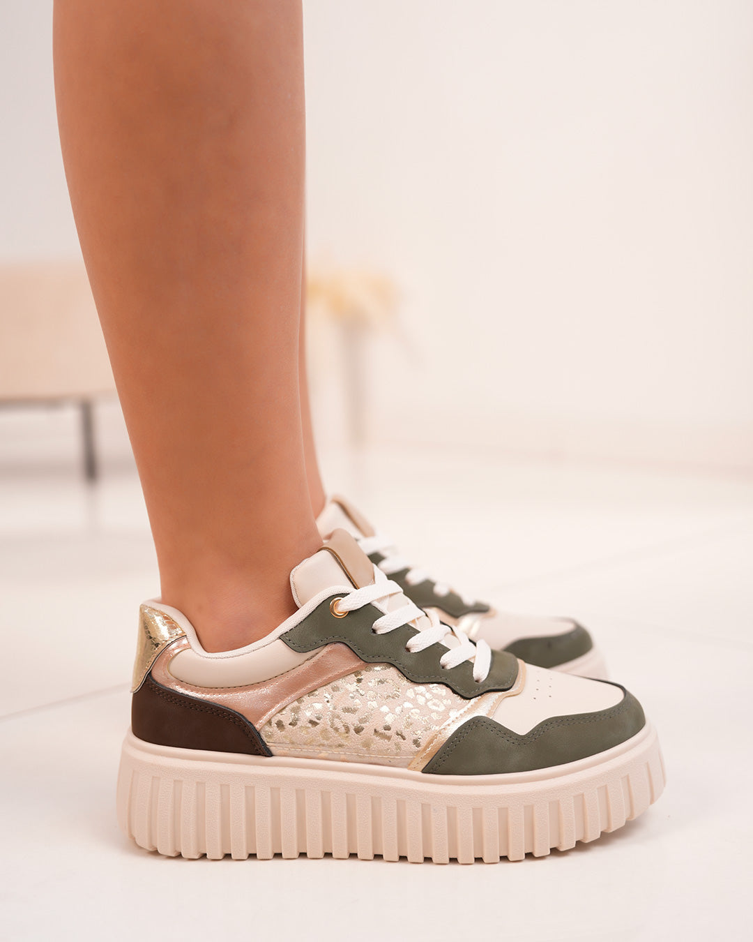 Basket femme beige et verte avec imprimé léopard et touches dorées