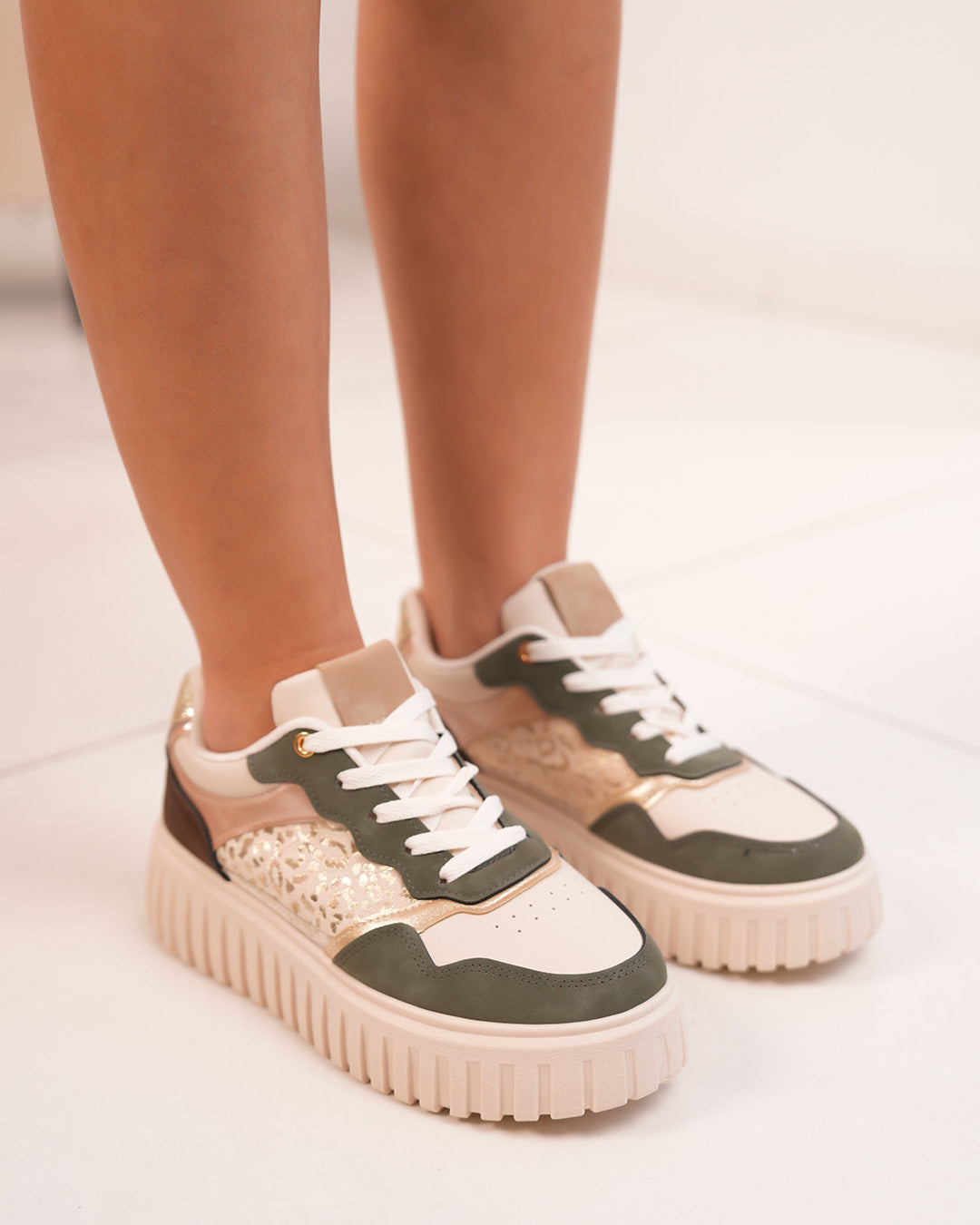 Basket femme beige et verte avec imprimé léopard et touches dorées