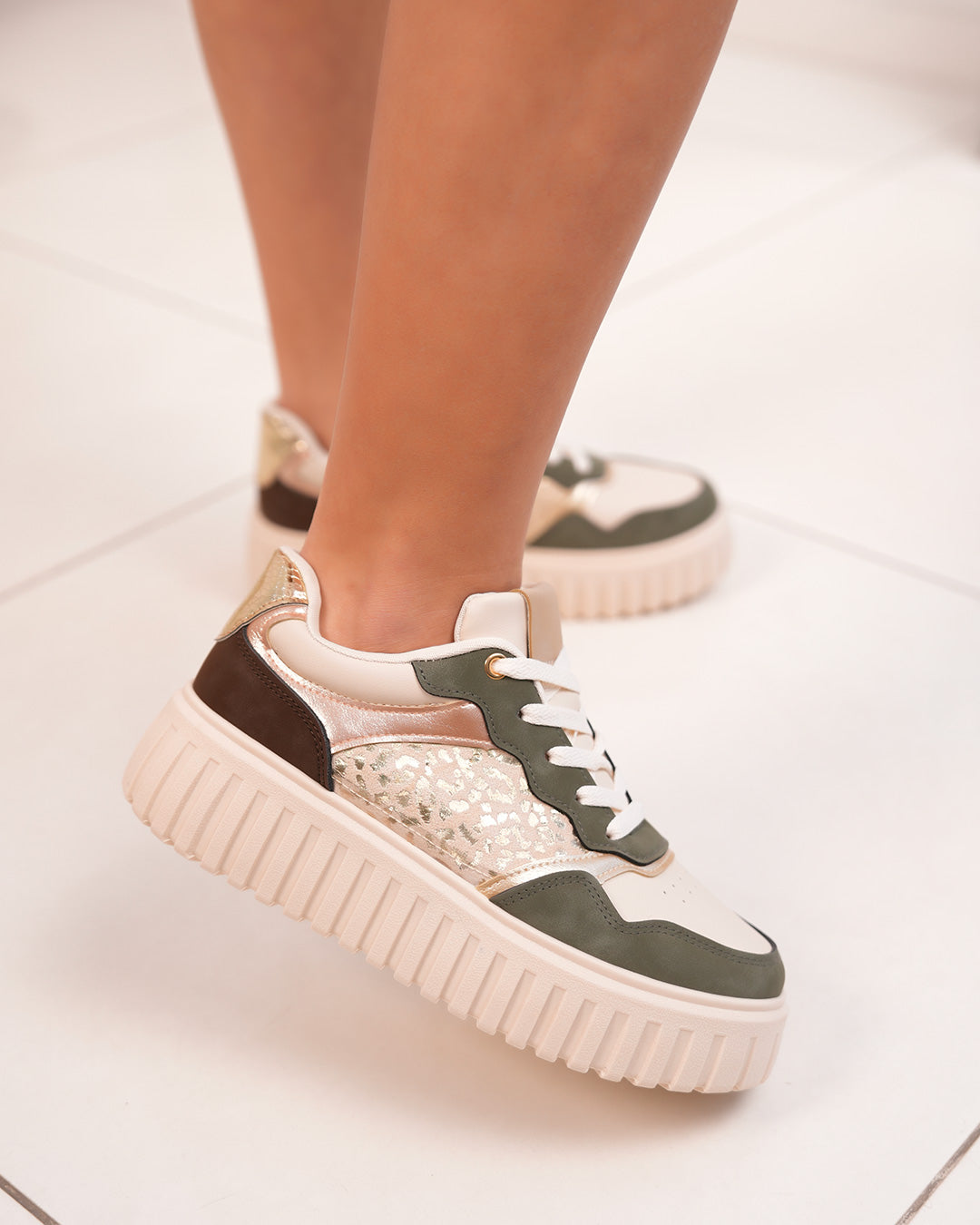 Basket femme beige et verte avec imprimé léopard et touches dorées
