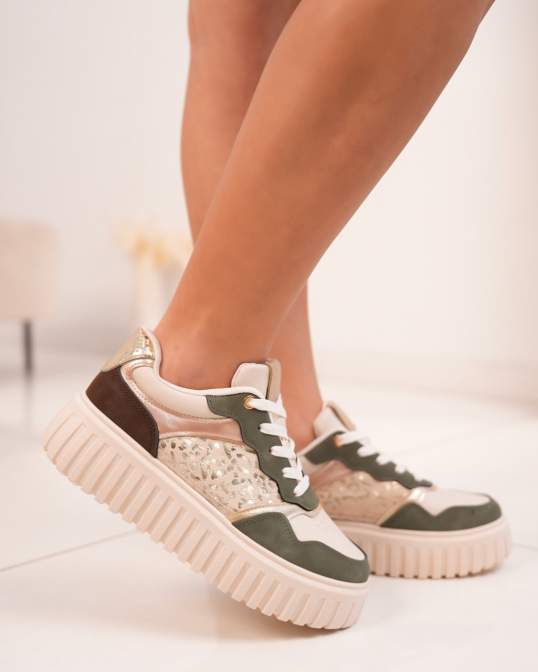 Basket femme beige et verte avec imprimé léopard et touches dorées
