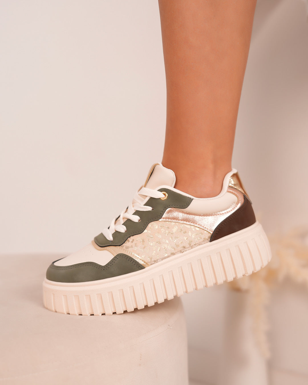 Basket femme beige et verte avec imprimé léopard et touches dorées
