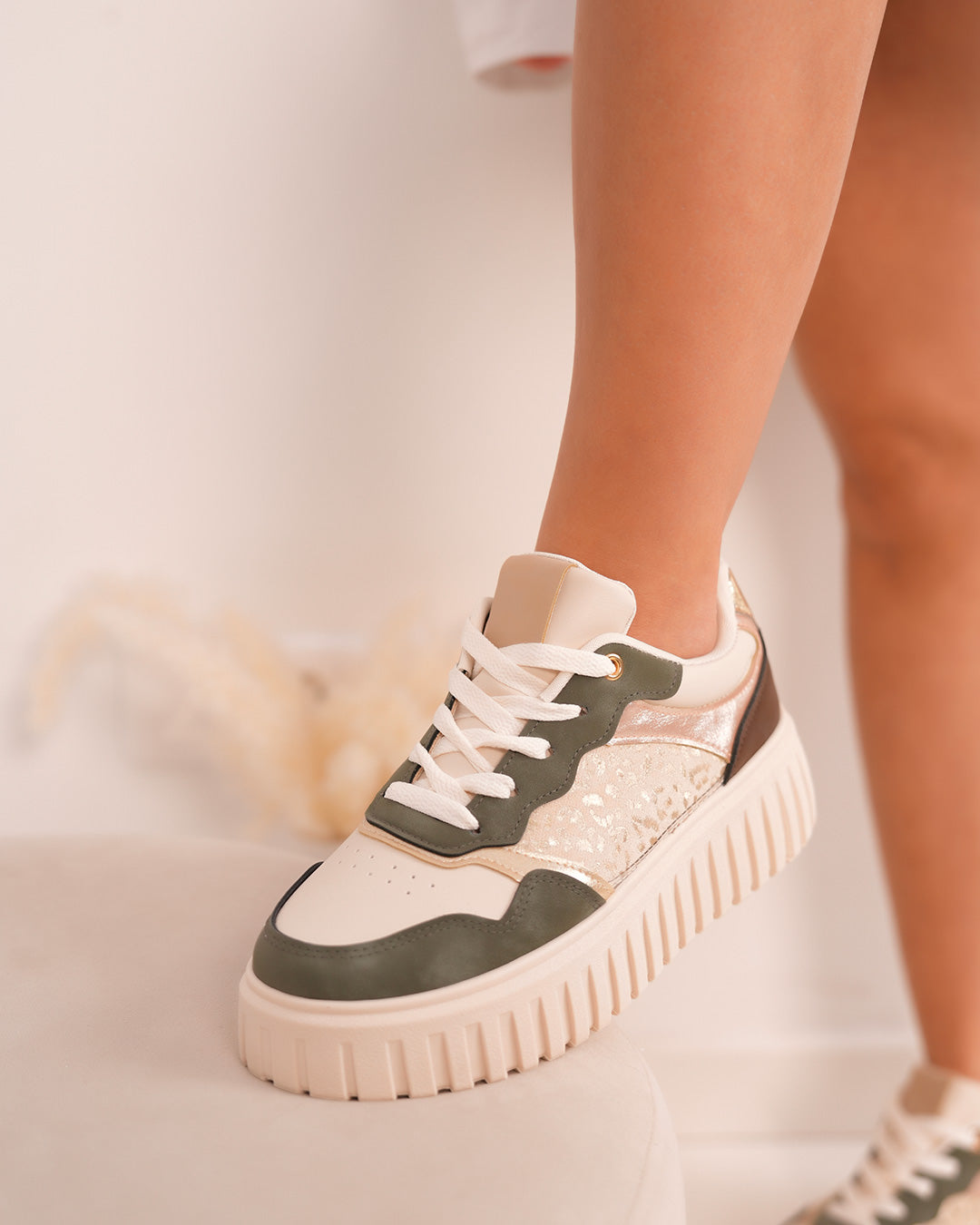 Basket femme beige et verte avec imprimé léopard et touches dorées