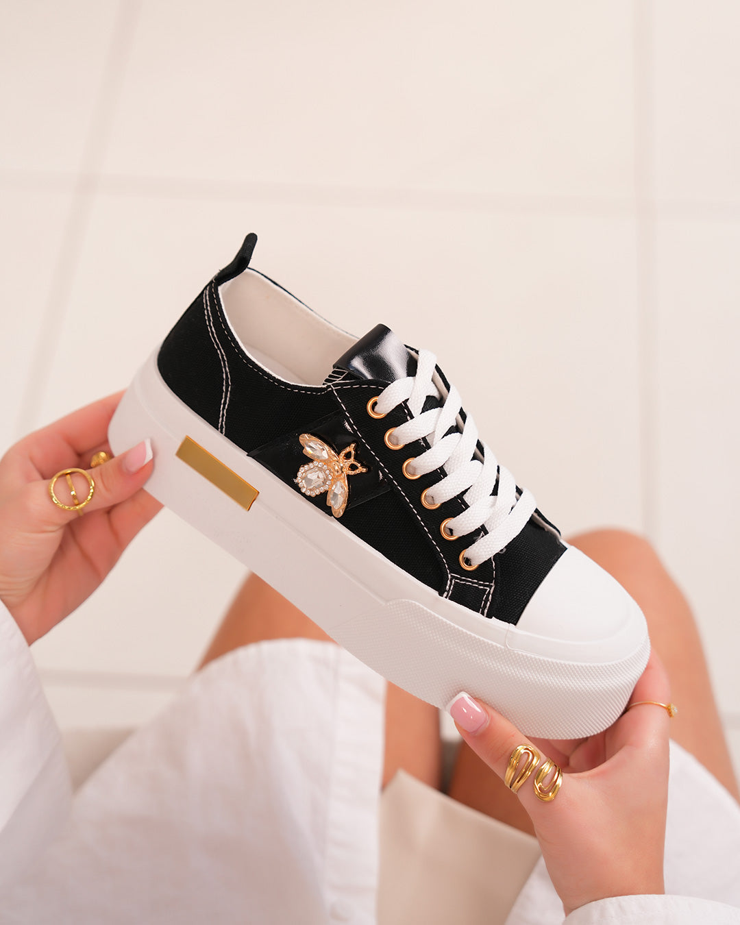 Basket noire femme avec bijoux libellule et semelle blanche épaisse