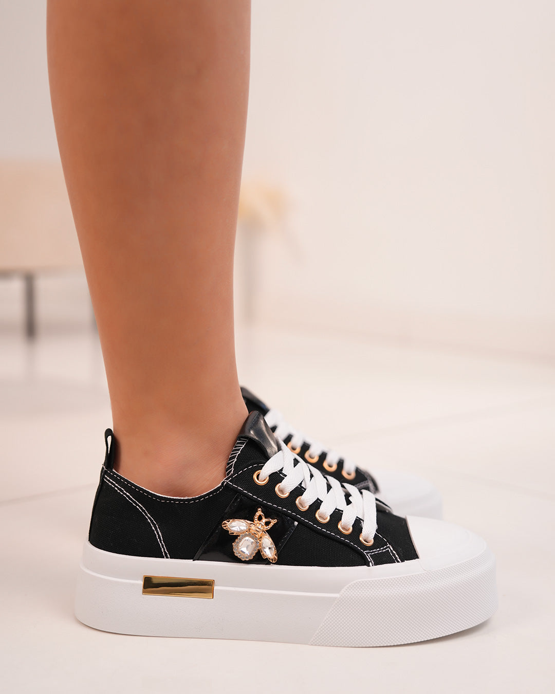 Basket noire femme avec bijoux libellule et semelle blanche épaisse
