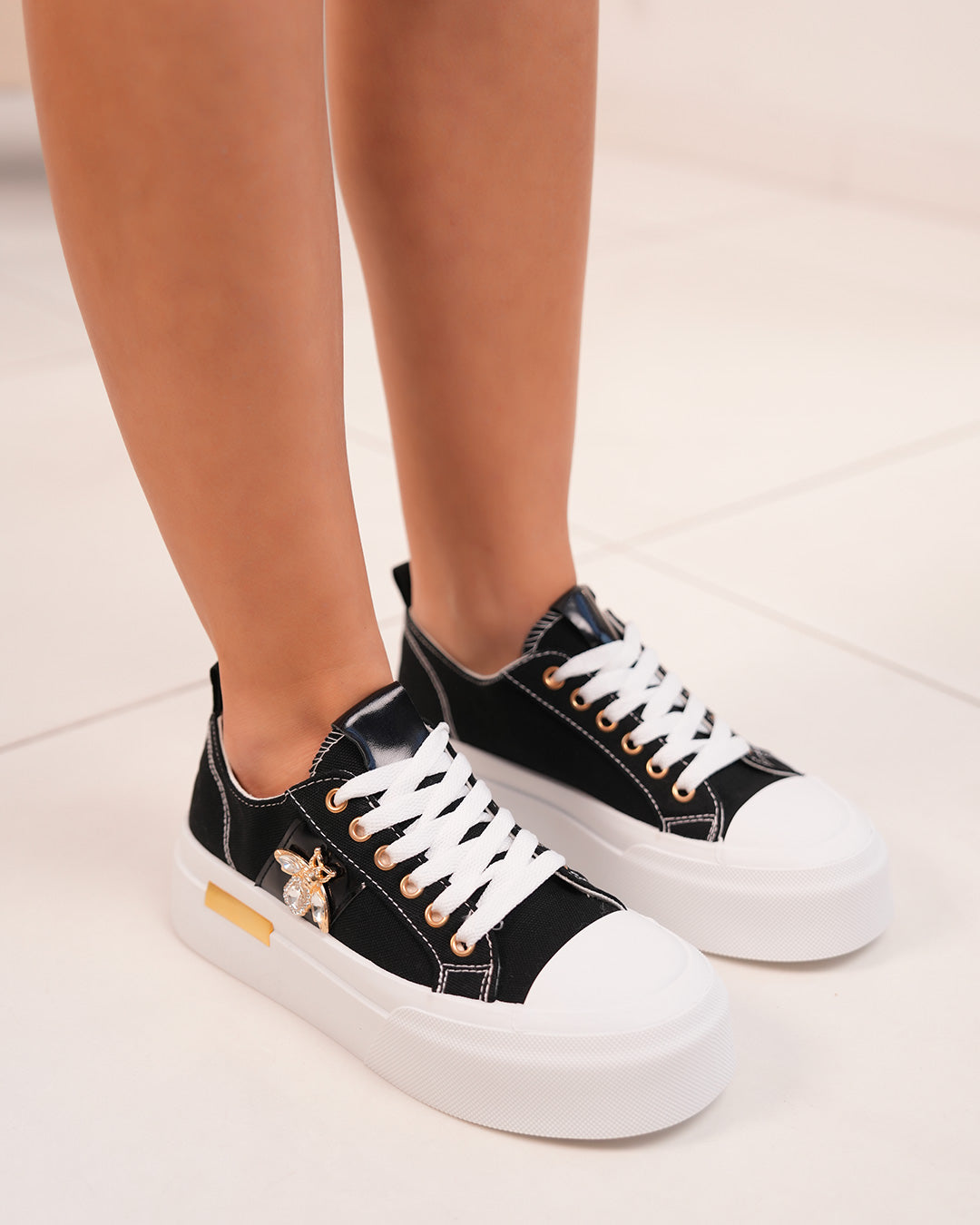 Basket noire femme avec bijoux libellule et semelle blanche épaisse