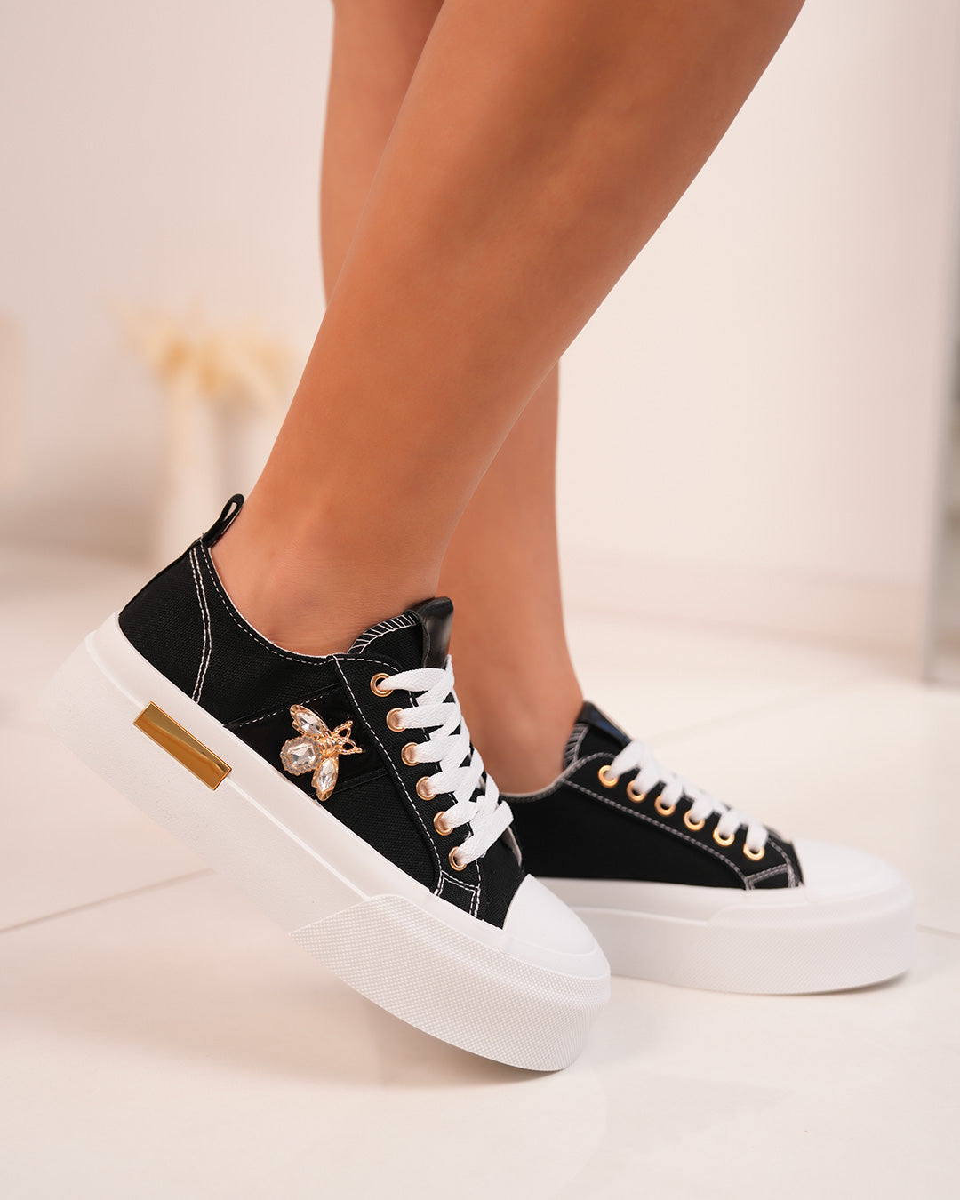 Basket noire femme avec bijoux libellule et semelle blanche épaisse