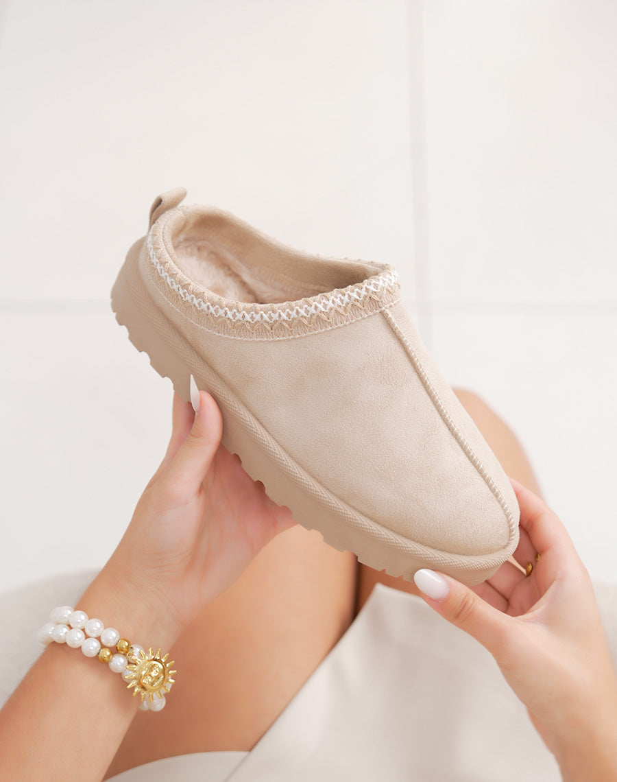 Mules femme beiges tendance en suédine avec liseré chic et intérieur fourré