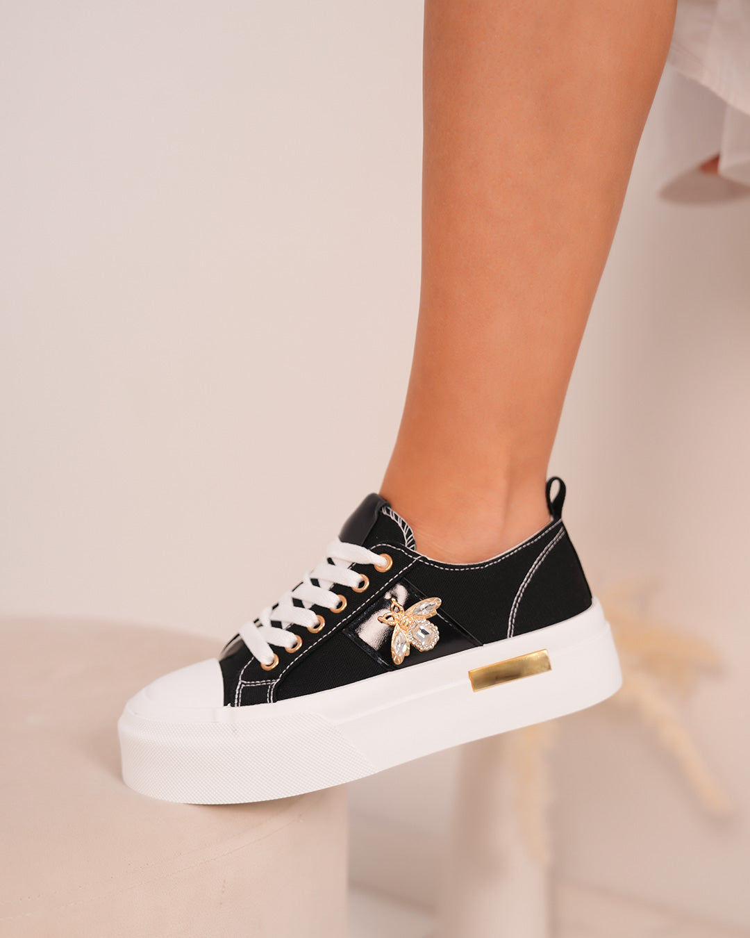 Basket noire femme avec bijoux libellule et semelle blanche épaisse