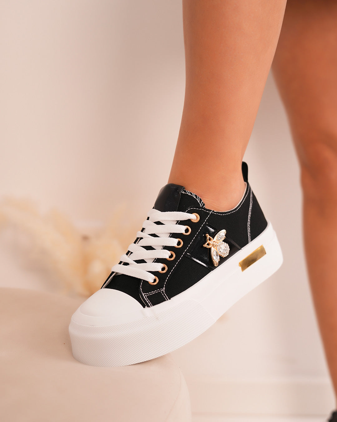 Basket noire femme avec bijoux libellule et semelle blanche épaisse