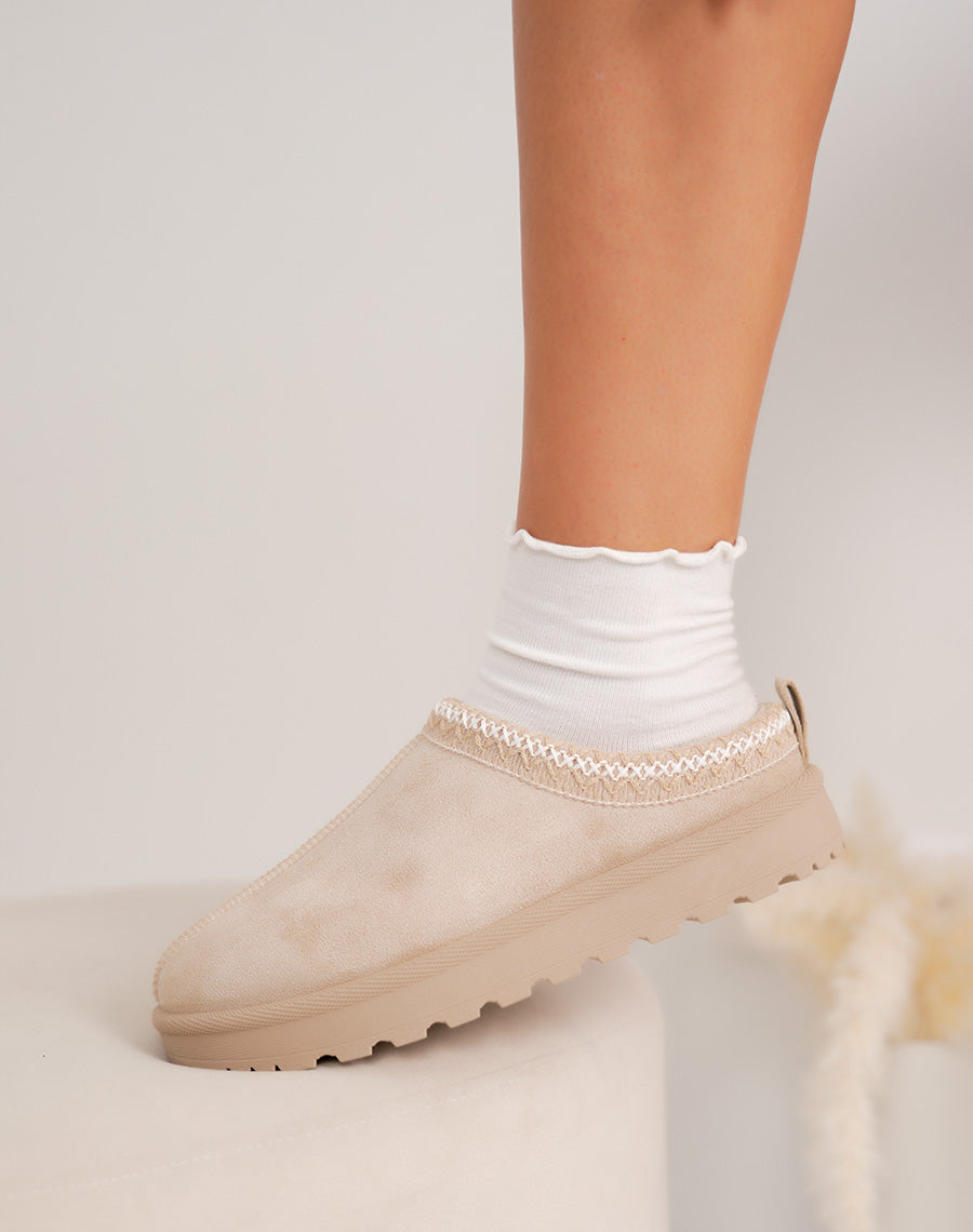 Mules femme beiges tendance en suédine avec liseré chic et intérieur fourré