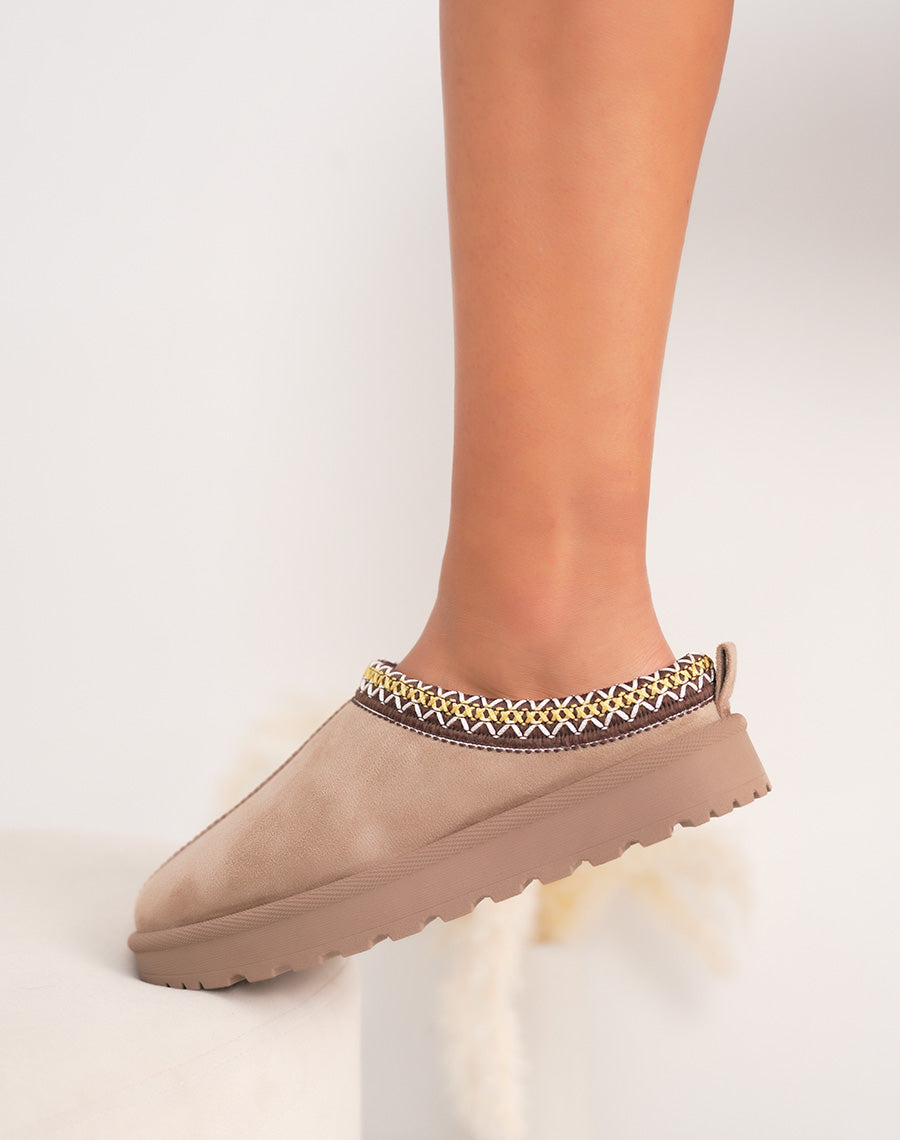 Mules femme taupe élégantes en suédine avec liseré marron et intérieur fourré