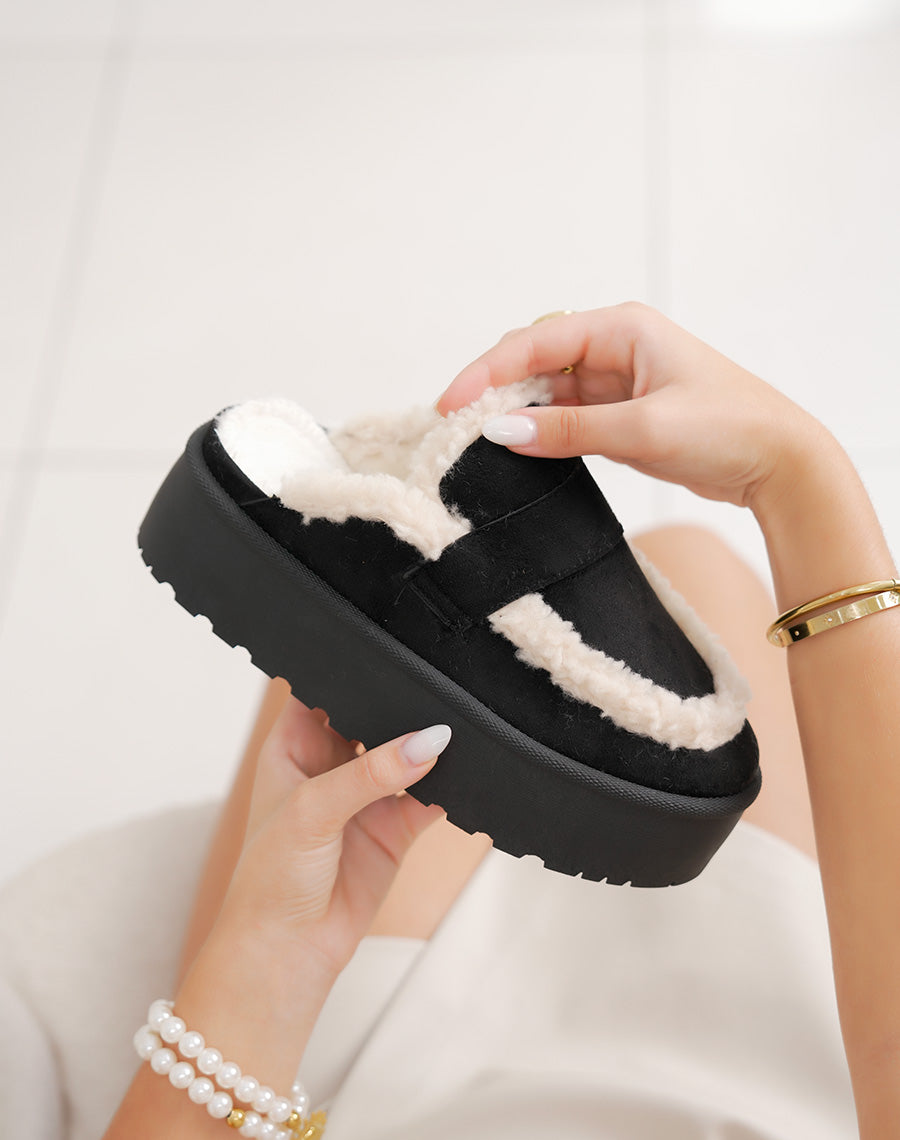 Mules femme noires tendance en suédine avec fourrure blanche et semelle plateforme