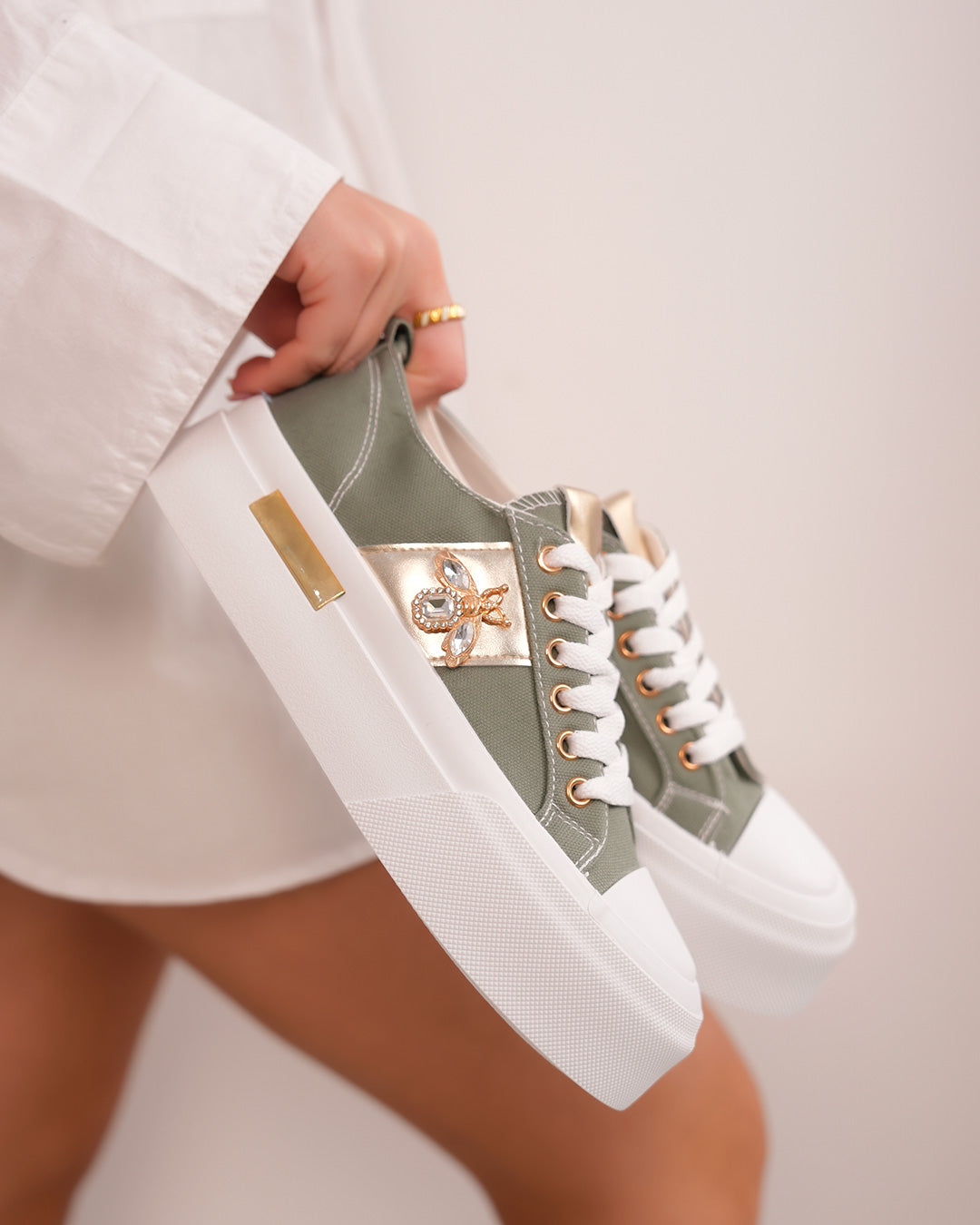 Basket verte pour femme avec détails dorés et bijou libellule scintillant