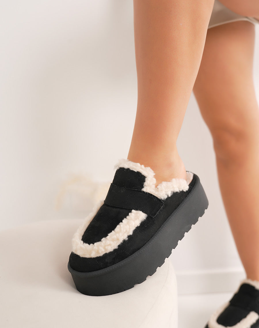 Mules femme noires tendance en suédine avec fourrure blanche et semelle plateforme