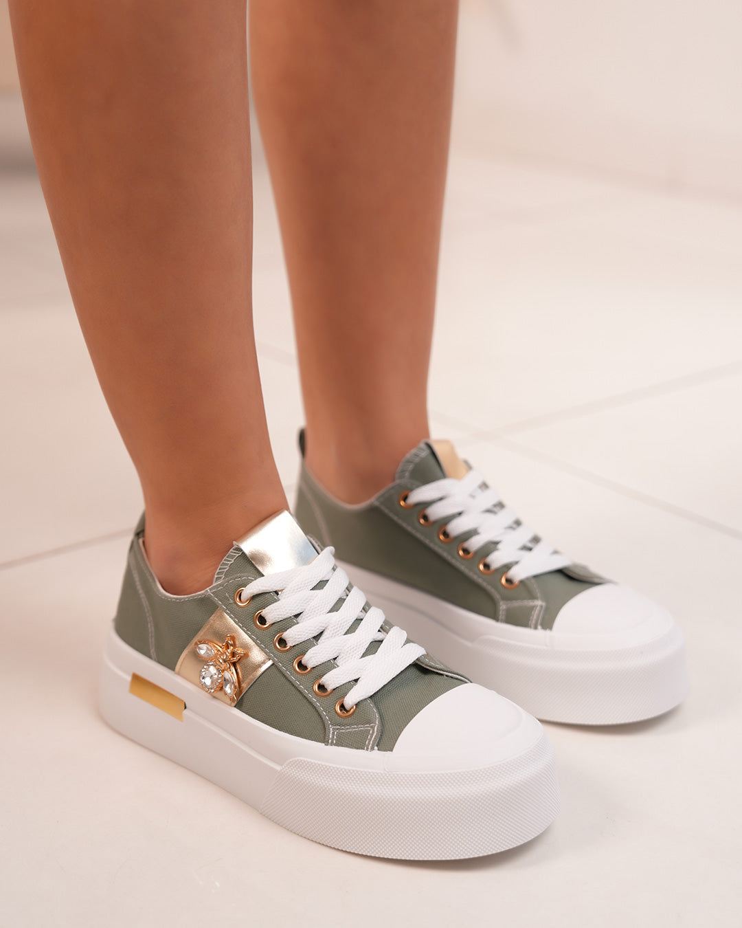 Basket verte pour femme avec détails dorés et bijou libellule scintillant
