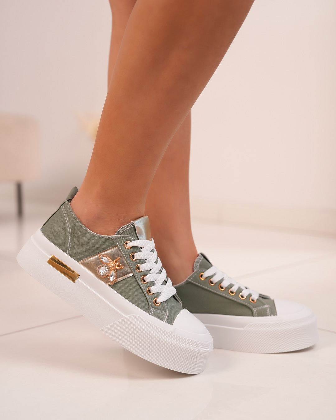 Basket verte pour femme avec détails dorés et bijou libellule scintillant