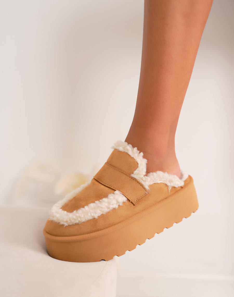 Mules femme camel en suédine avec fourrure blanche et semelle plateforme crantée