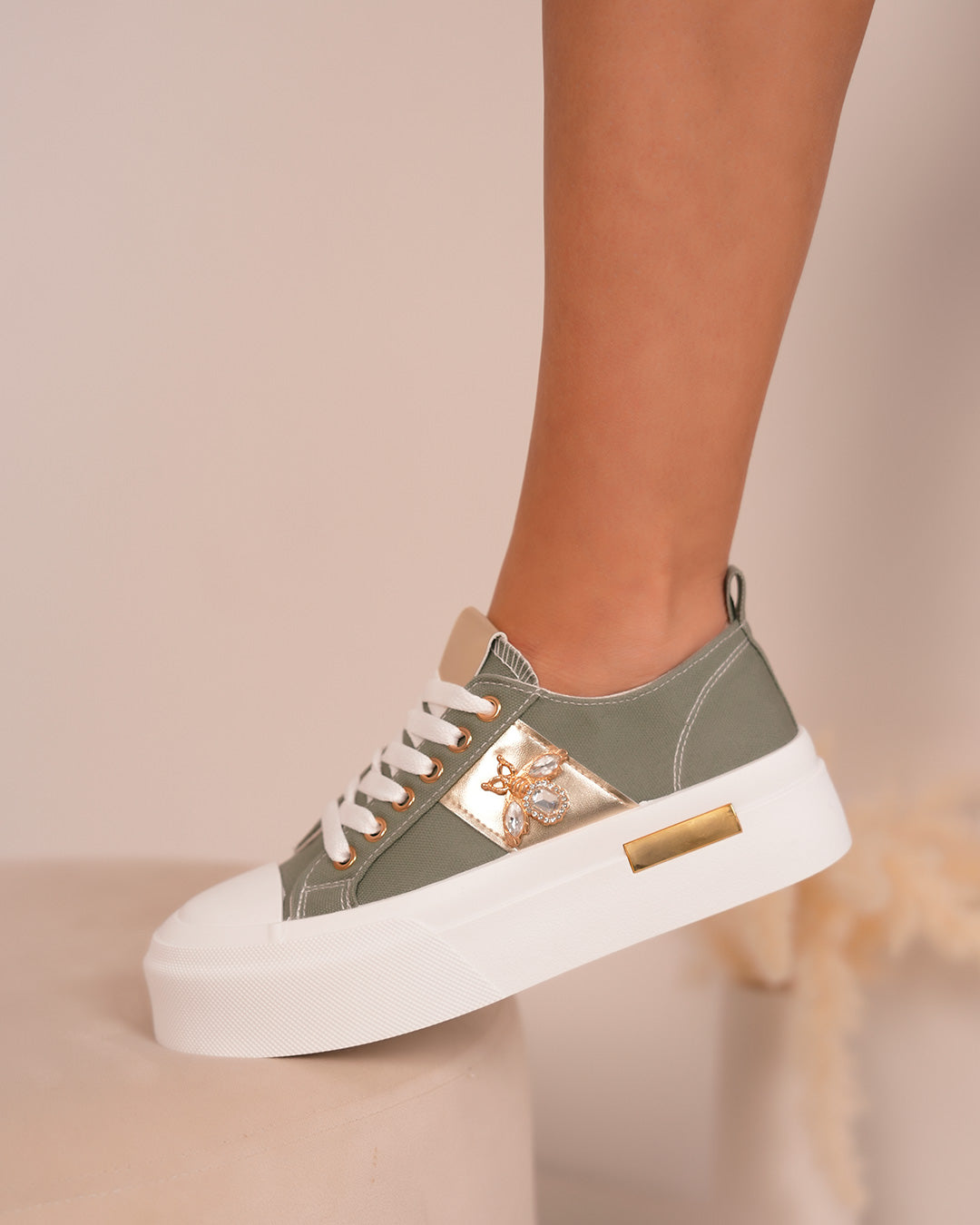 Basket verte pour femme avec détails dorés et bijou libellule scintillant