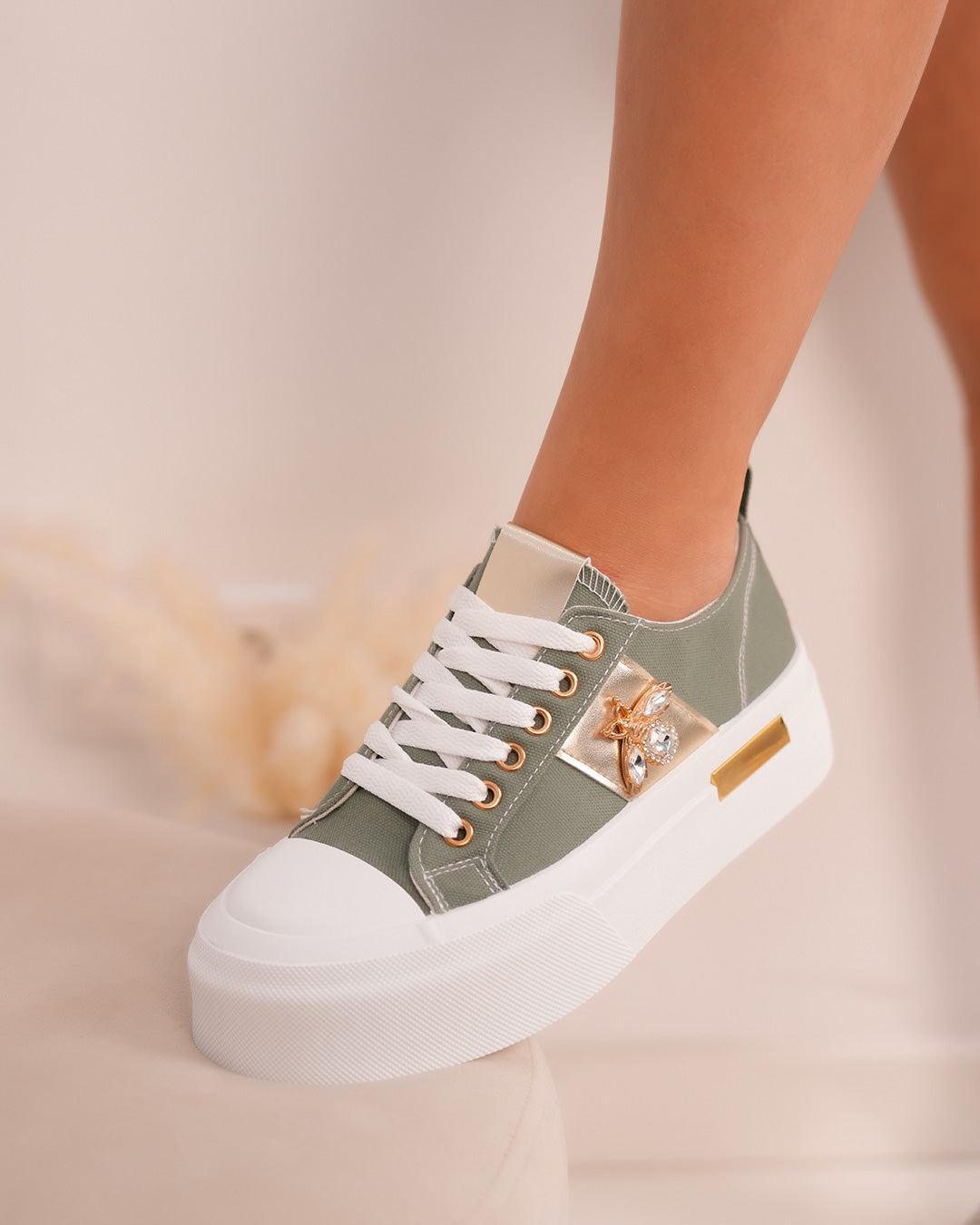 Basket verte pour femme avec détails dorés et bijou libellule scintillant