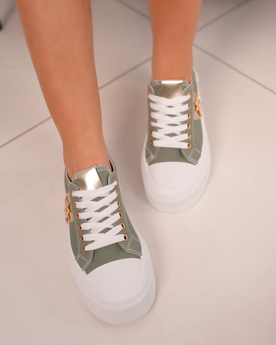 Basket verte pour femme avec détails dorés et bijou libellule scintillant