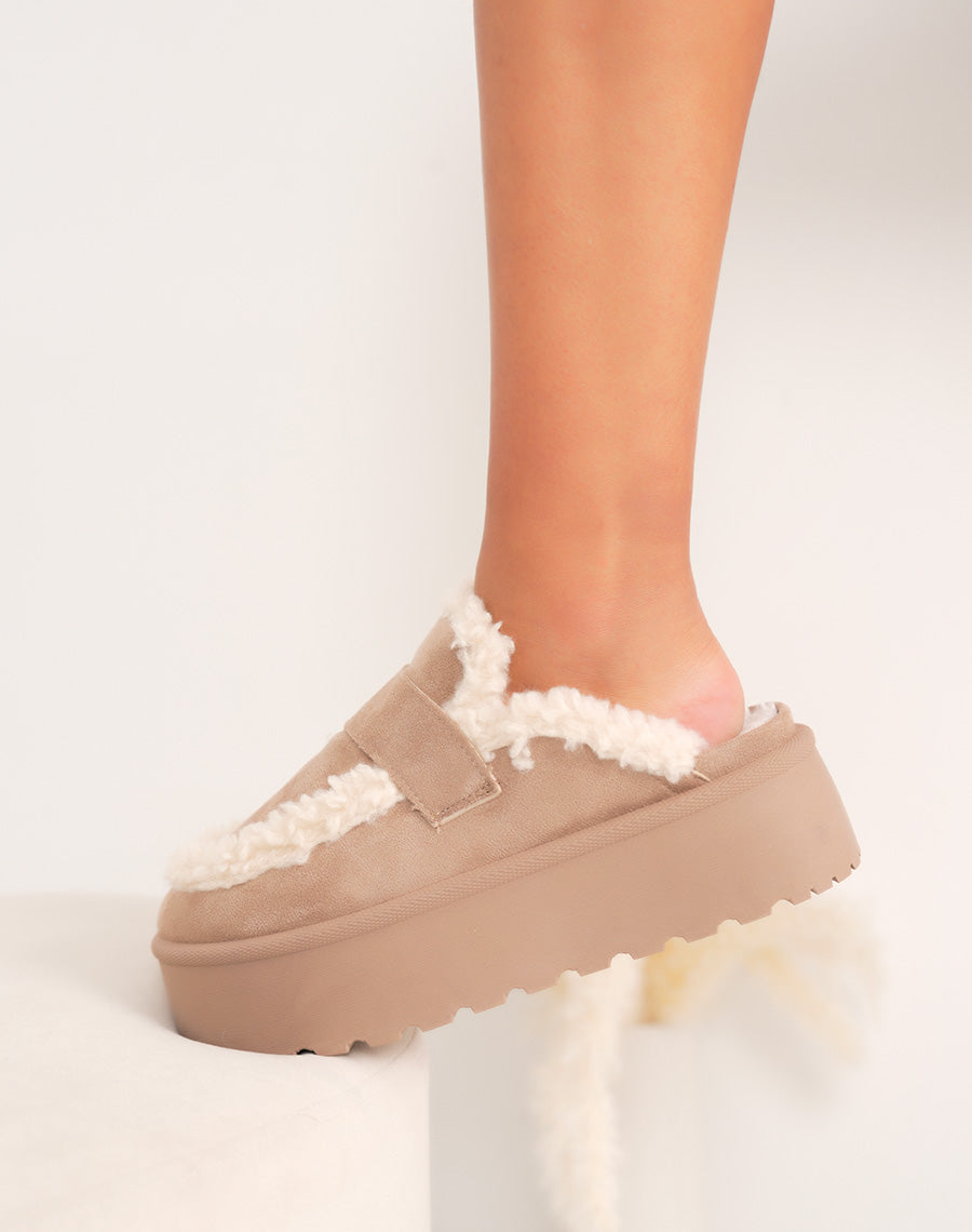 Mules femme taupe en suédine avec fourrure blanche et semelle plateforme crantée