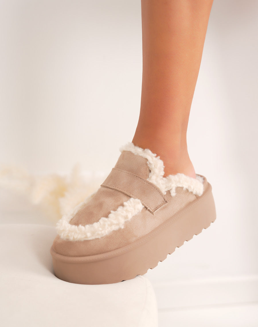 Mules femme taupe en suédine avec fourrure blanche et semelle plateforme crantée